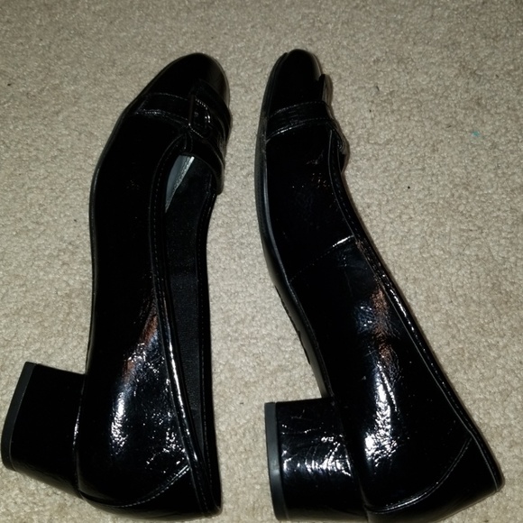 $5 ITEM. Black shoes. MUST BUNDLE WITH TWO OTHER ITEMS - Picture 5 of 7